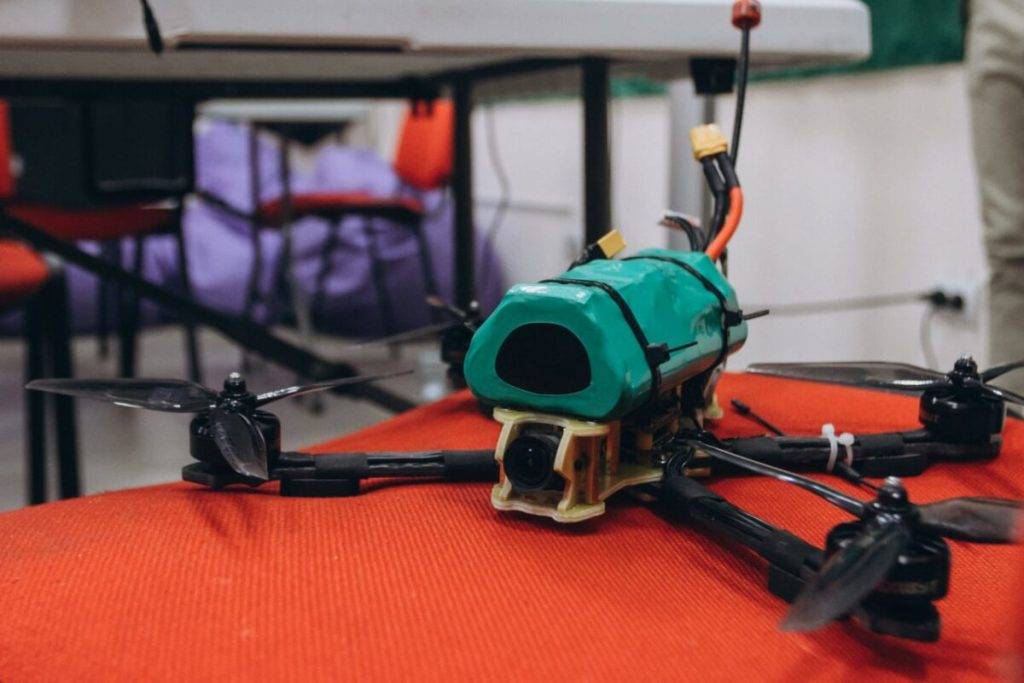 На уроках «Захист України» школярів навчатимуть керувати дронами