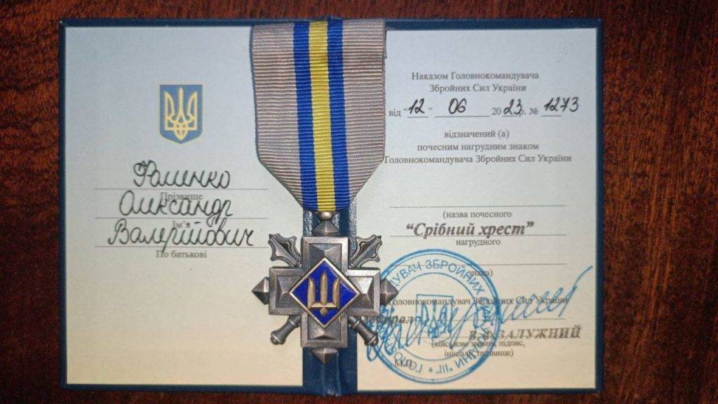 Військовий медик з Франківськ отримав відзнаку "Срібний хрест" від Залужного