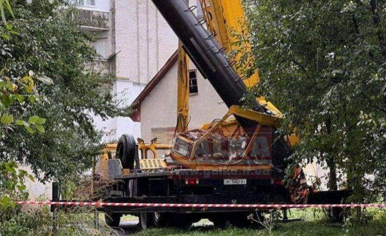 У Долині на будівельний кран впала металева труба, є загиблий