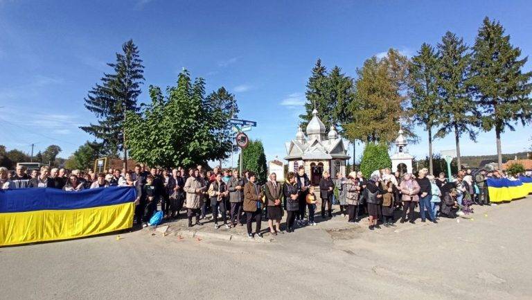 На Франківщині живим коридором та на колінах зустріли полеглого воїна Петра Грабовецького