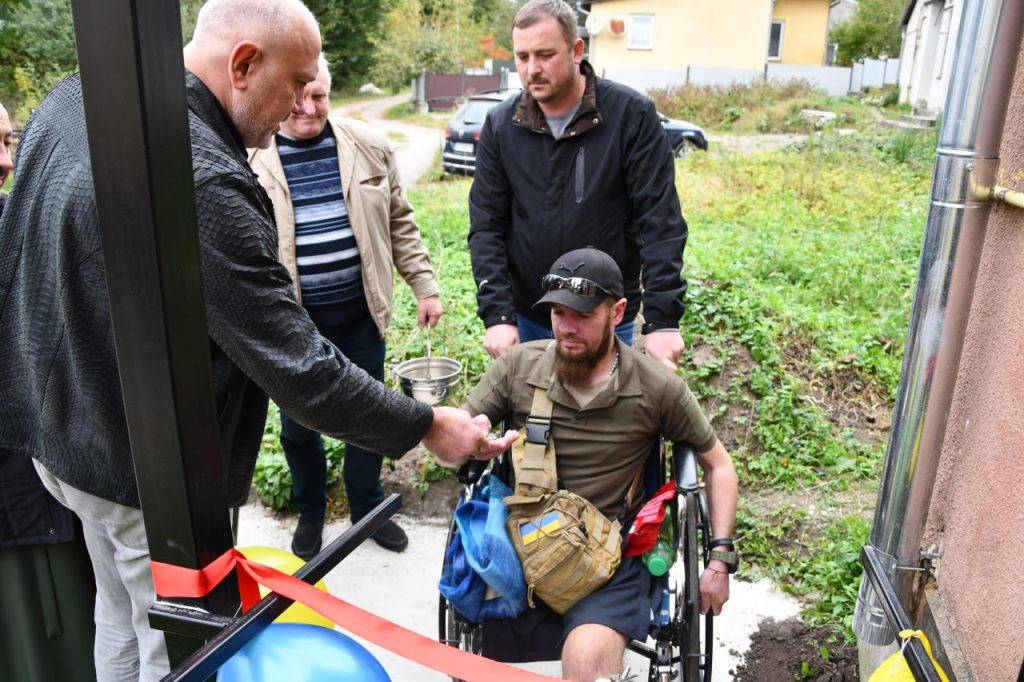 На Франківщині бійцю, який втратив ногу, подарували інклюзивний будинок