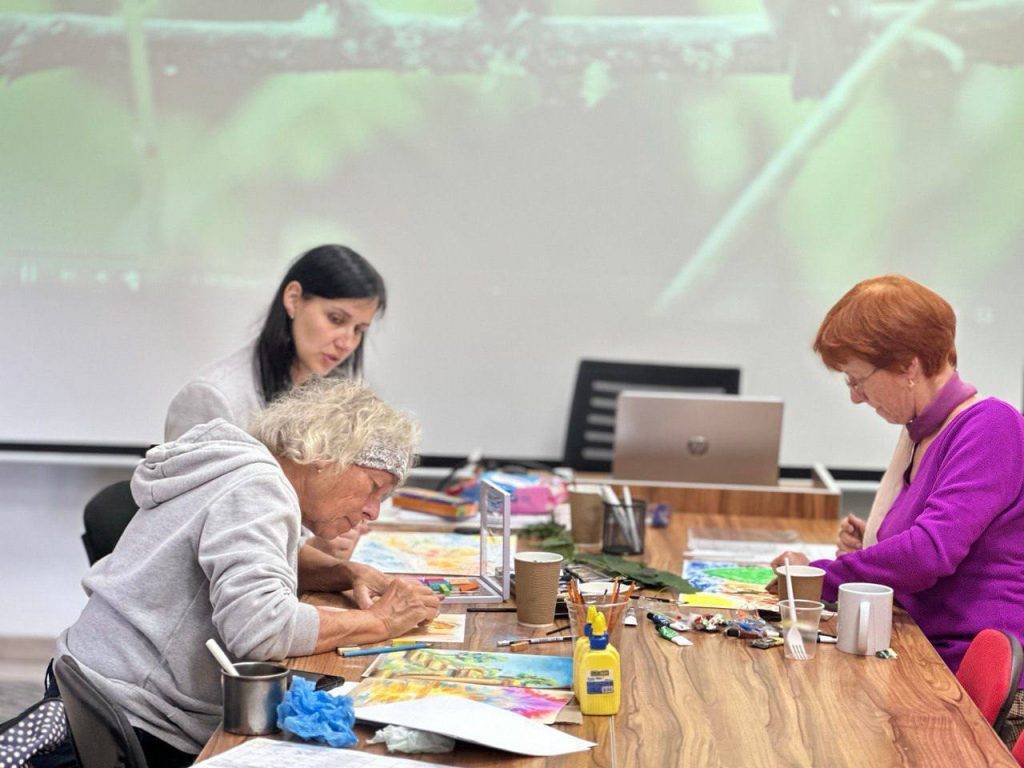 Від арттерапії до юридичних консультацій: у Франківську запустили спільноту підтримки людей літнього віку
