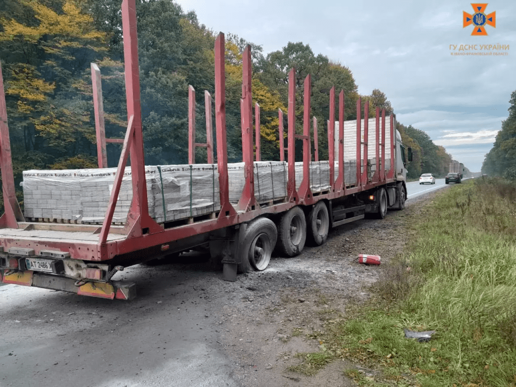 На Прикарпатті вогнеборці ліквідували наслідки ДТП та пожежу автомобіля. ФОТО