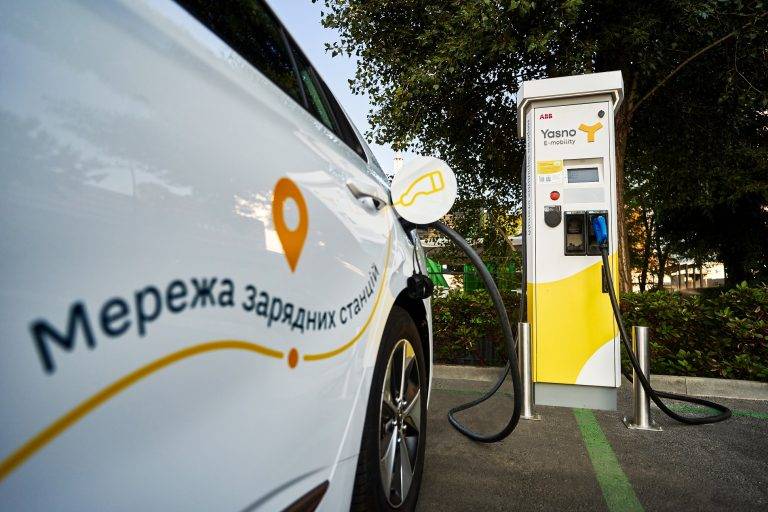 У Франківську запрацювала перша зарядна станція мережі YASNO E-mobility