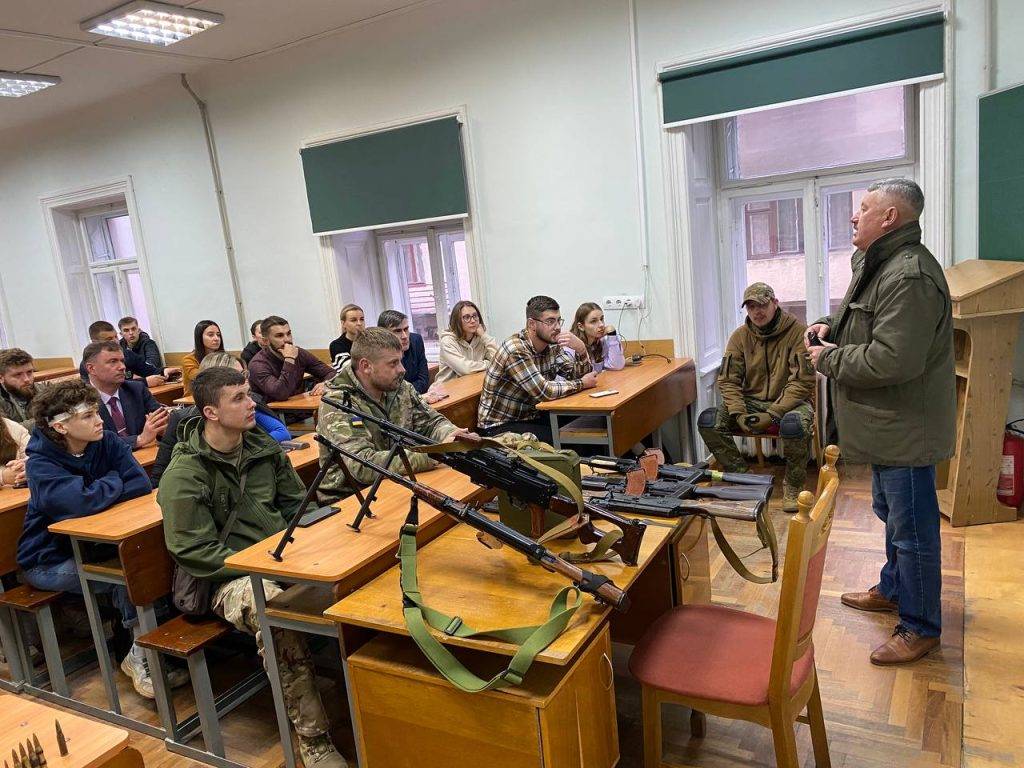 У франківському ВНЗ, викладачів та студентів вчать поводитись зі зброєю ФОТОРЕПОРТАЖ