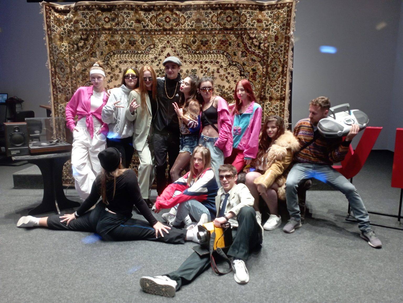 Студенти Івано-Франківська провели вечірку у стилі 90-х,університет короля данила,стиль 90-х