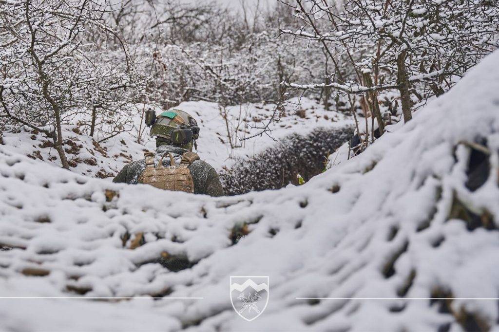 В снігу та з водою в окопах: як воюють прикарпатські "едельвейси" на передовій ФОТОРЕПОРТАЖ