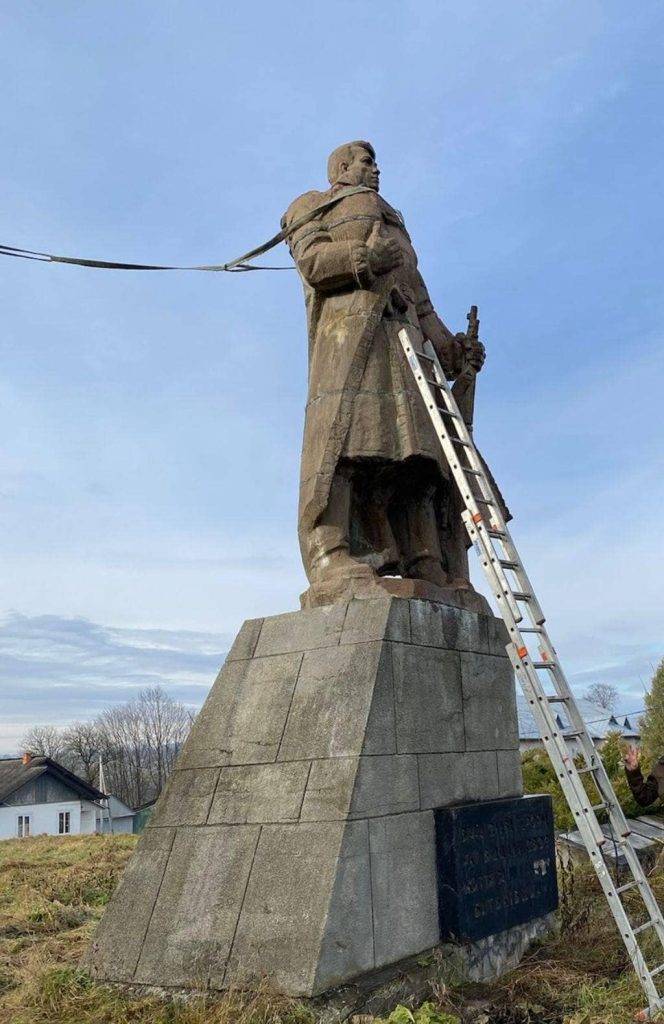 На Франківщині декомунізували черговий пам'ятник радянським окупантам. ФОТО