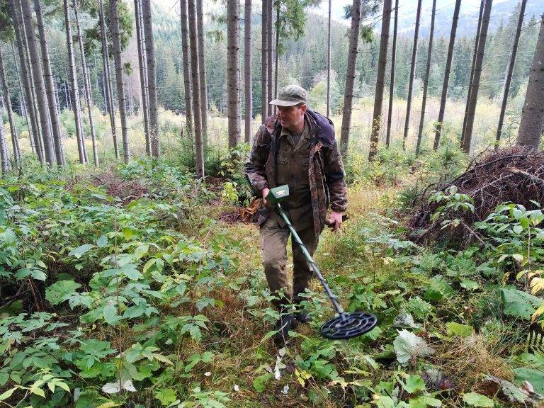 Поиск металлических предметов из снега или грязи