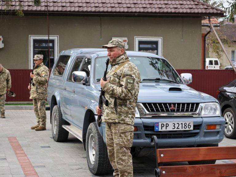 Освітяни, медики й керівництво Городенки коштом одноденного заробітку придбали для ЗСУ автомобіль