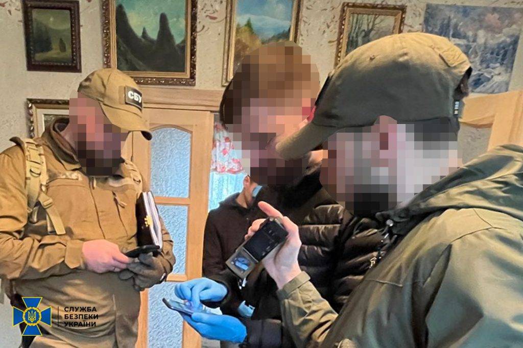 На Івано-Франківщині засудили агітаторку, яка намагалася спалити свій телефон під час затримання