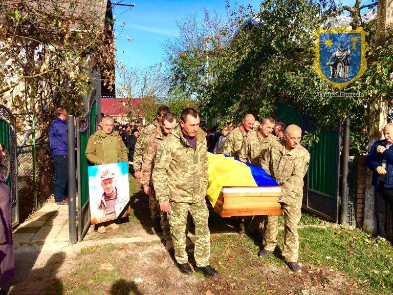 Мешканці Тлумача в останню путь провели загиблого Героя Миколу Доронюка