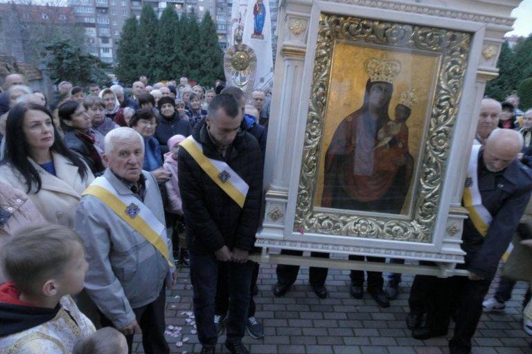 До Калуша привезли Чудотворну ікону, перед якою молився Папа Римський Іван Павло II