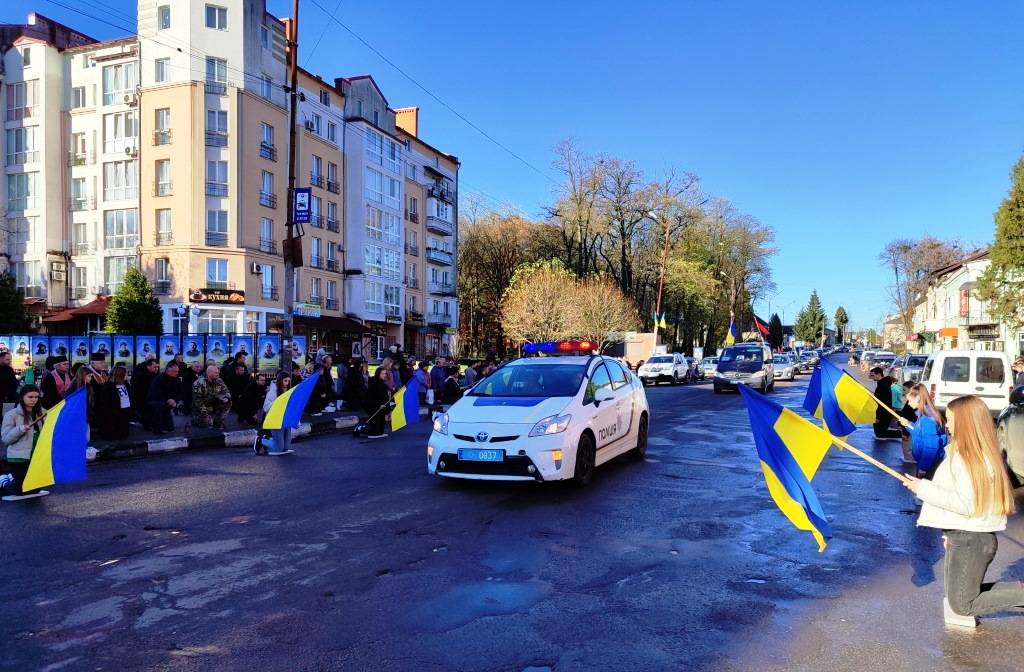 У Тлумачі на колінах зустріли полеглого воїна Сергія Кузьмича