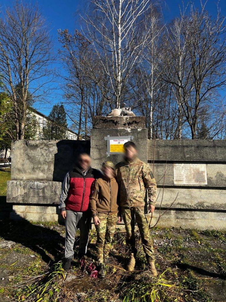 На Прикарпатті активісти знесли памʼятник радянському окупанту