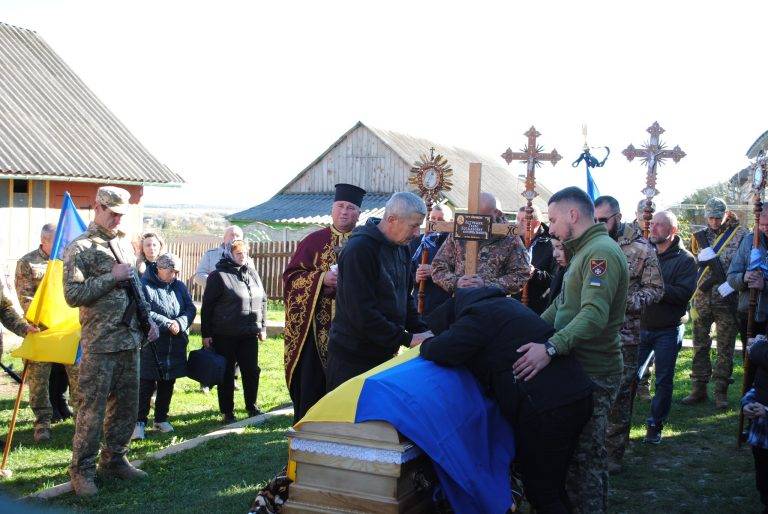 На Франківщині попрощалися з Тарасом Петришиним, який загинув на війні