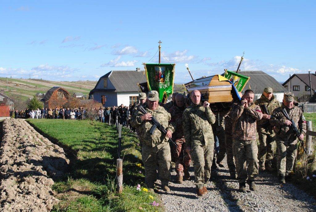 На Франківщині попрощалися з Тарасом Петришиним, який загинув на війні