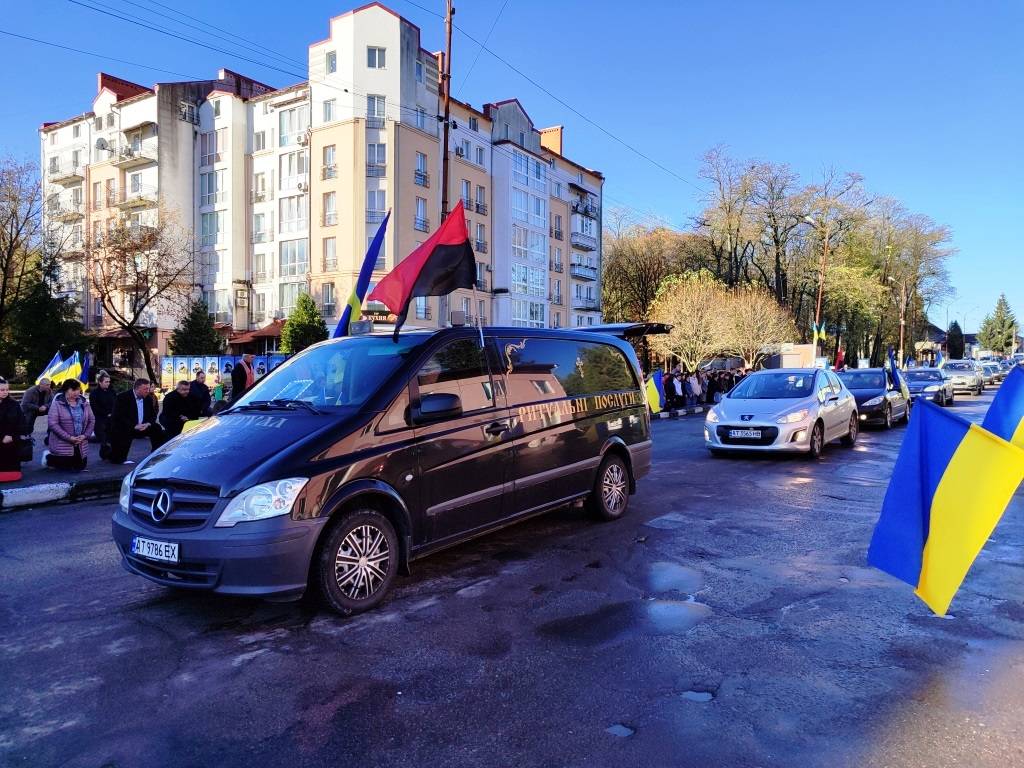 У Тлумачі на колінах зустріли полеглого воїна Сергія Кузьмича