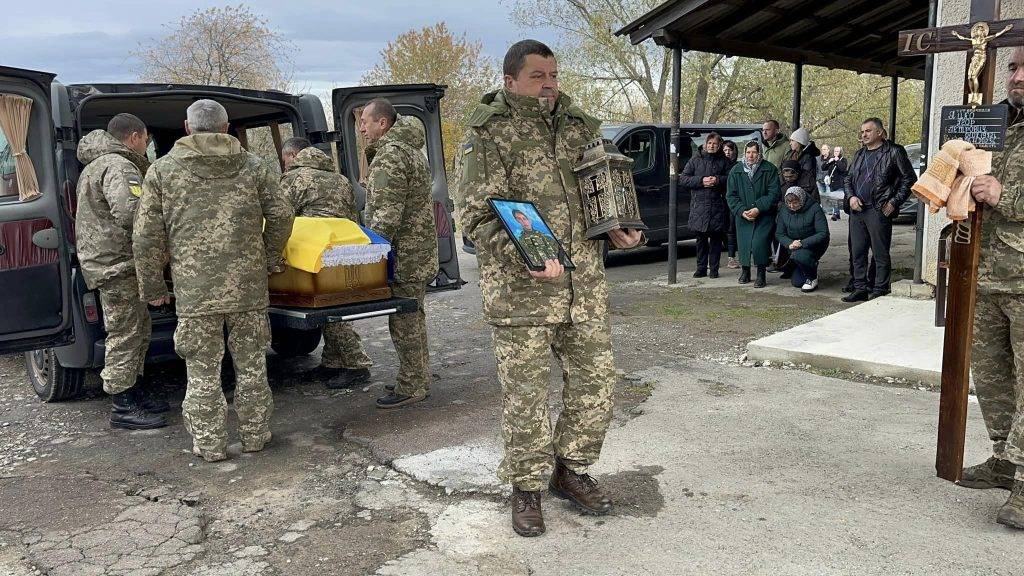 Мешканці Надвірної провели в останню земну дорогу мужнього воїна Ігоря Яцка