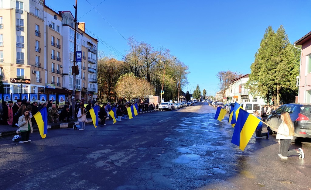 У Тлумачі на колінах зустріли полеглого воїна Сергія Кузьмича