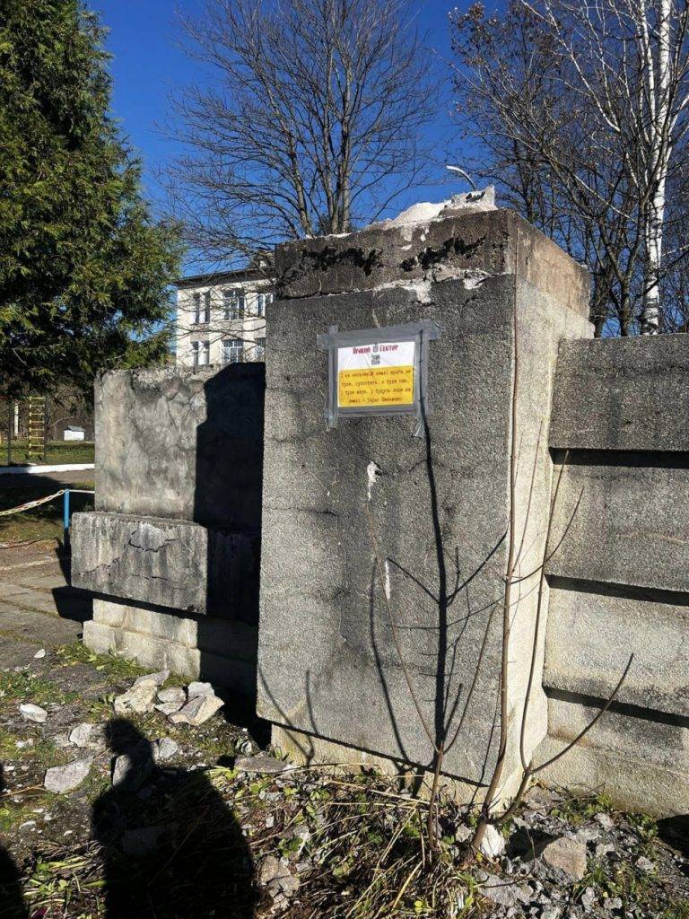 На Прикарпатті активісти знесли памʼятник радянському окупанту