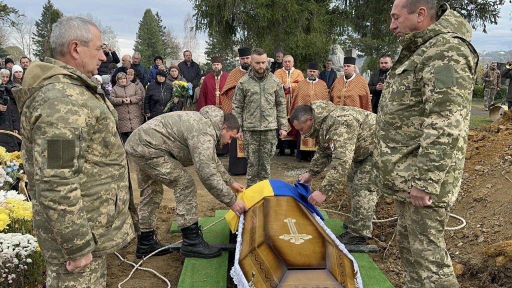 Мешканці Надвірної провели в останню земну дорогу мужнього воїна Ігоря Яцка