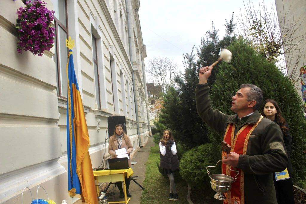 У Коломиї на фасаді ліцею відкрили меморіальну дошку Миколі Бондаренку
