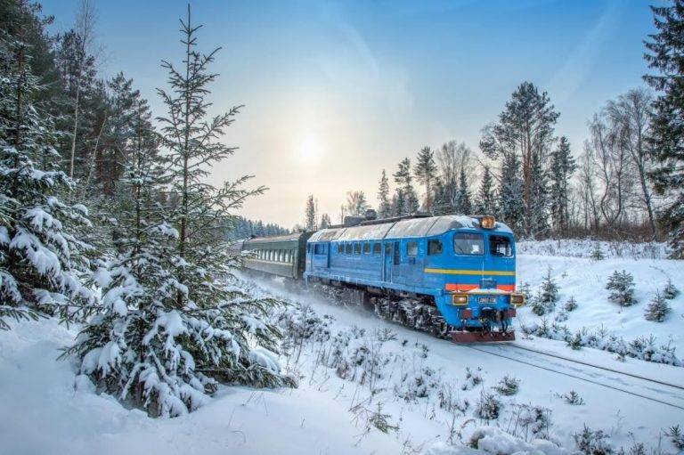 На початку грудня, частина поїздів, які курсують Прикарпаттям, змінять свій графік - декілька з них не курсуватимуть зовсім