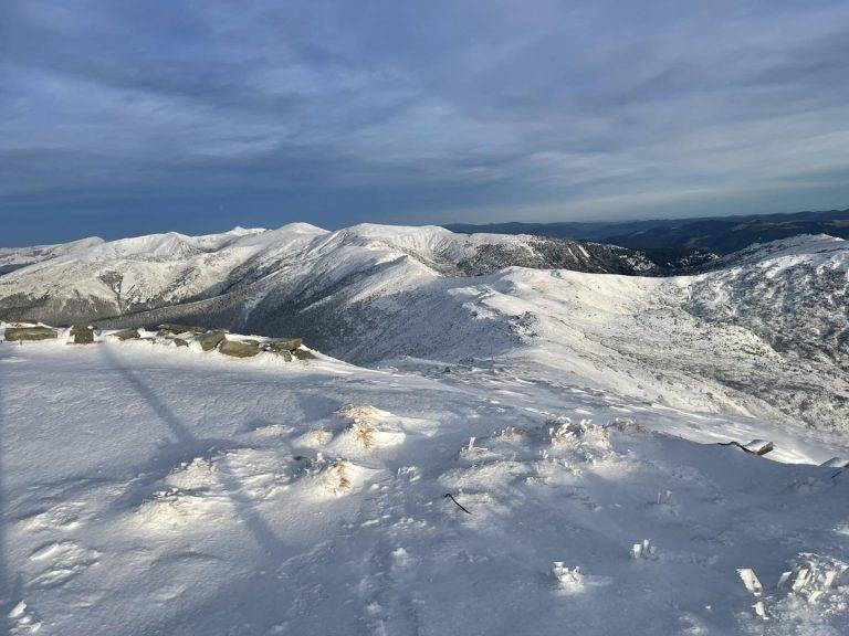 Все у снігу та морозі: Карпати поринули в зимову погоду