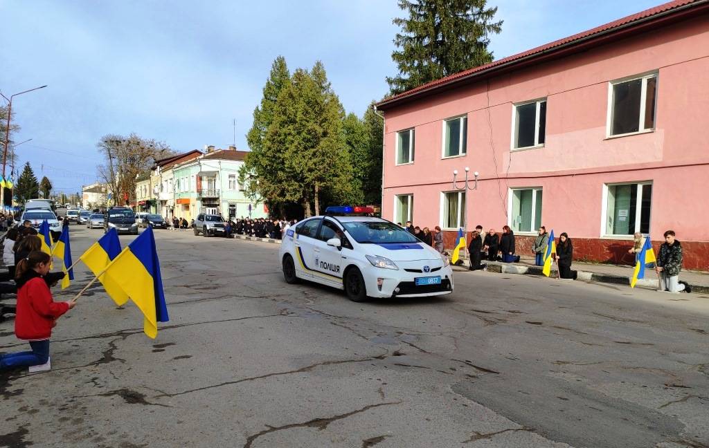 У Тлумачі на колінах зустріли загиблого захисника Василя Палюгу