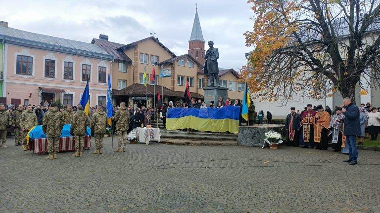 Отинійська громада зустріла і провела на вічний спочинок бійця Івана Солтисіка