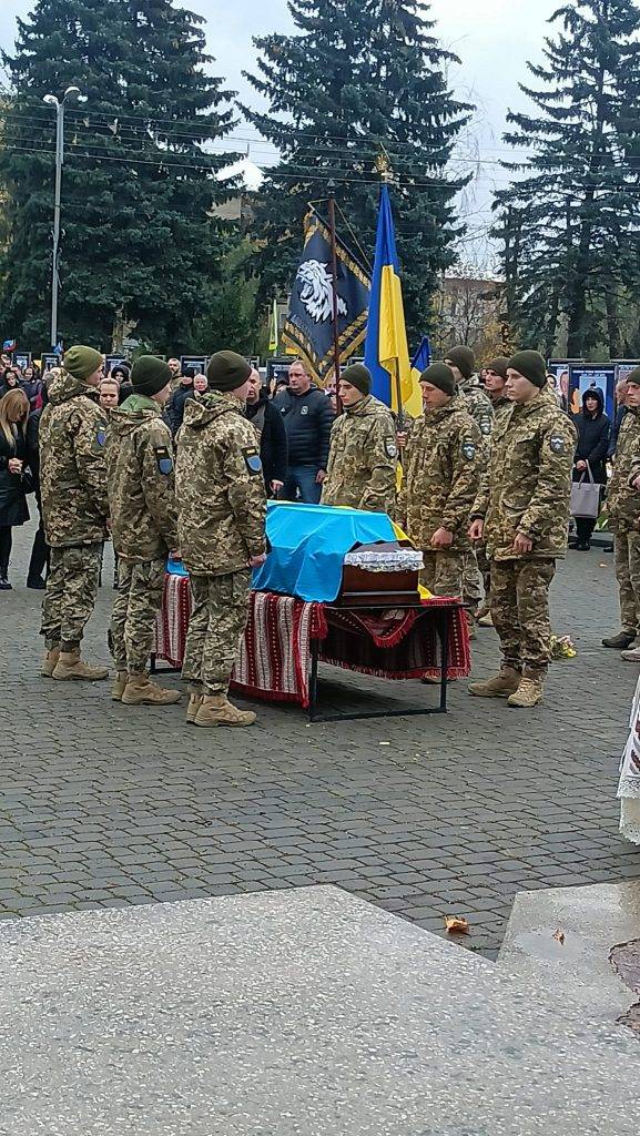 Отинійська громада зустріла і провела на вічний спочинок бійця Івана Солтисіка