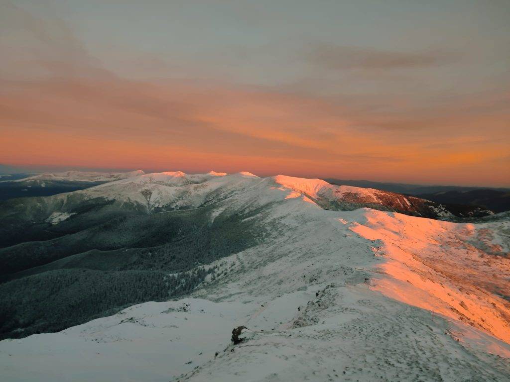 Мережу заполонили неймовірні фото світанку на засніженій Чорногорі