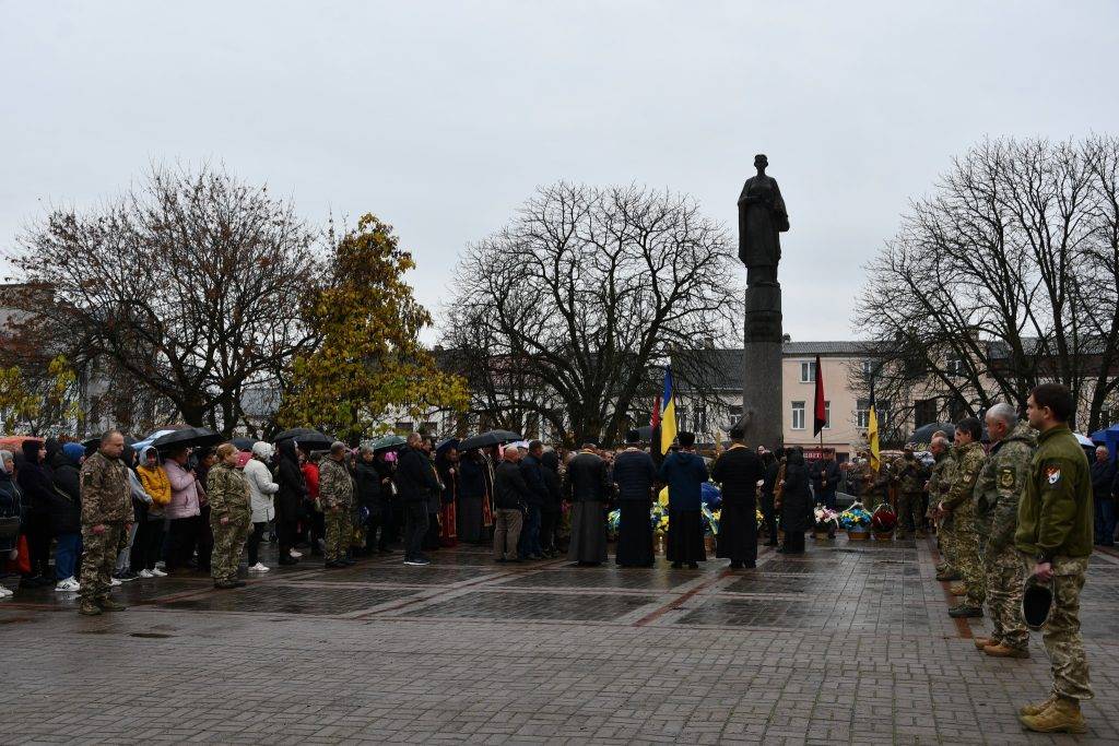 Рогатинщина на колінах проводжала в останню дорогу загиблого воїна Ігоря Мартиняка