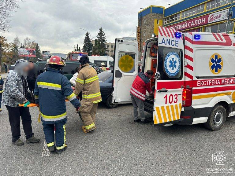 У Надвірній рятувальники деблокували двох людей із понівечених після ДТП авто