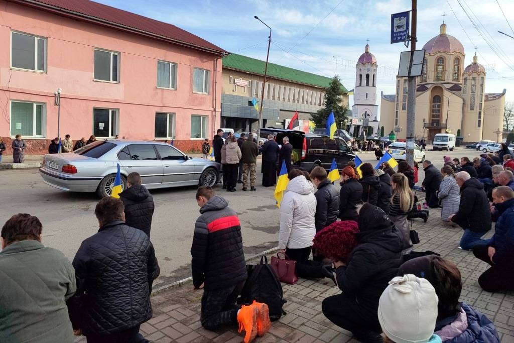 У Тлумачі на колінах зустріли загиблого захисника Василя Палюгу