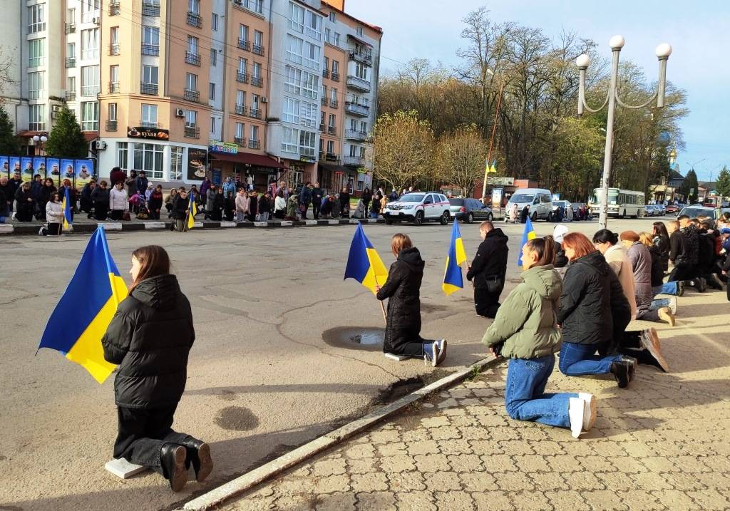 У Тлумачі на колінах зустріли загиблого захисника Василя Палюгу