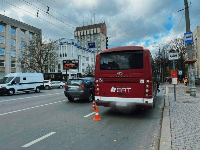 На Незалежності у Франківську комунальний автобус збив жінку-пішохода