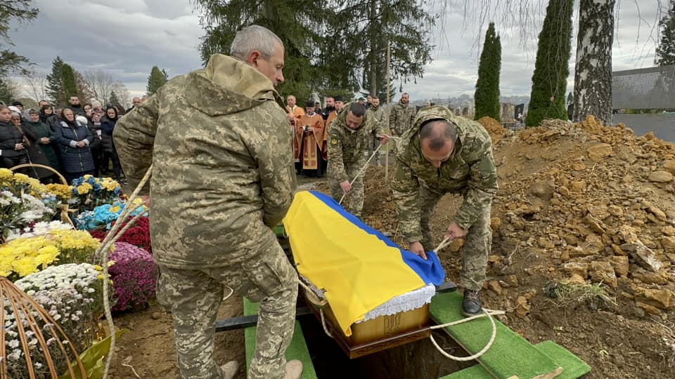 Мешканці Надвірної провели в останню земну дорогу мужнього воїна Ігоря Яцка