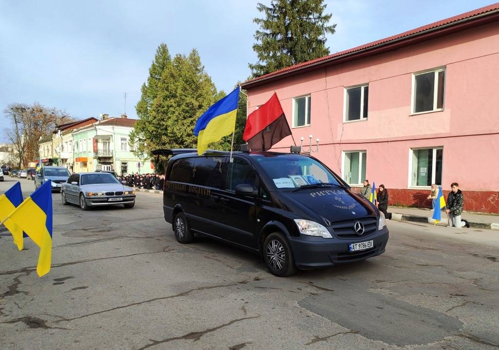 У Тлумачі на колінах зустріли загиблого захисника Василя Палюгу