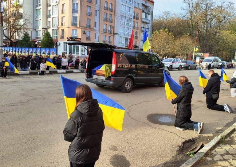 У Тлумачі на колінах зустріли загиблого захисника Василя Палюгу