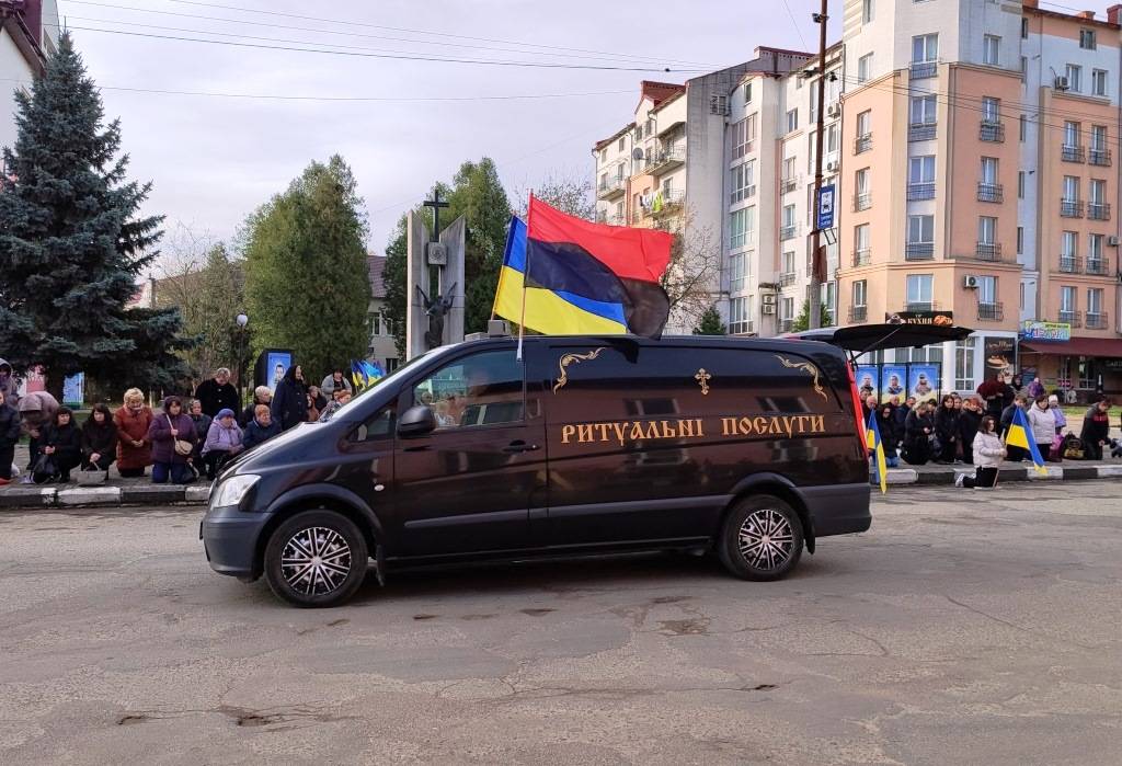 У Тлумачі на колінах зустріли загиблого захисника Василя Палюгу