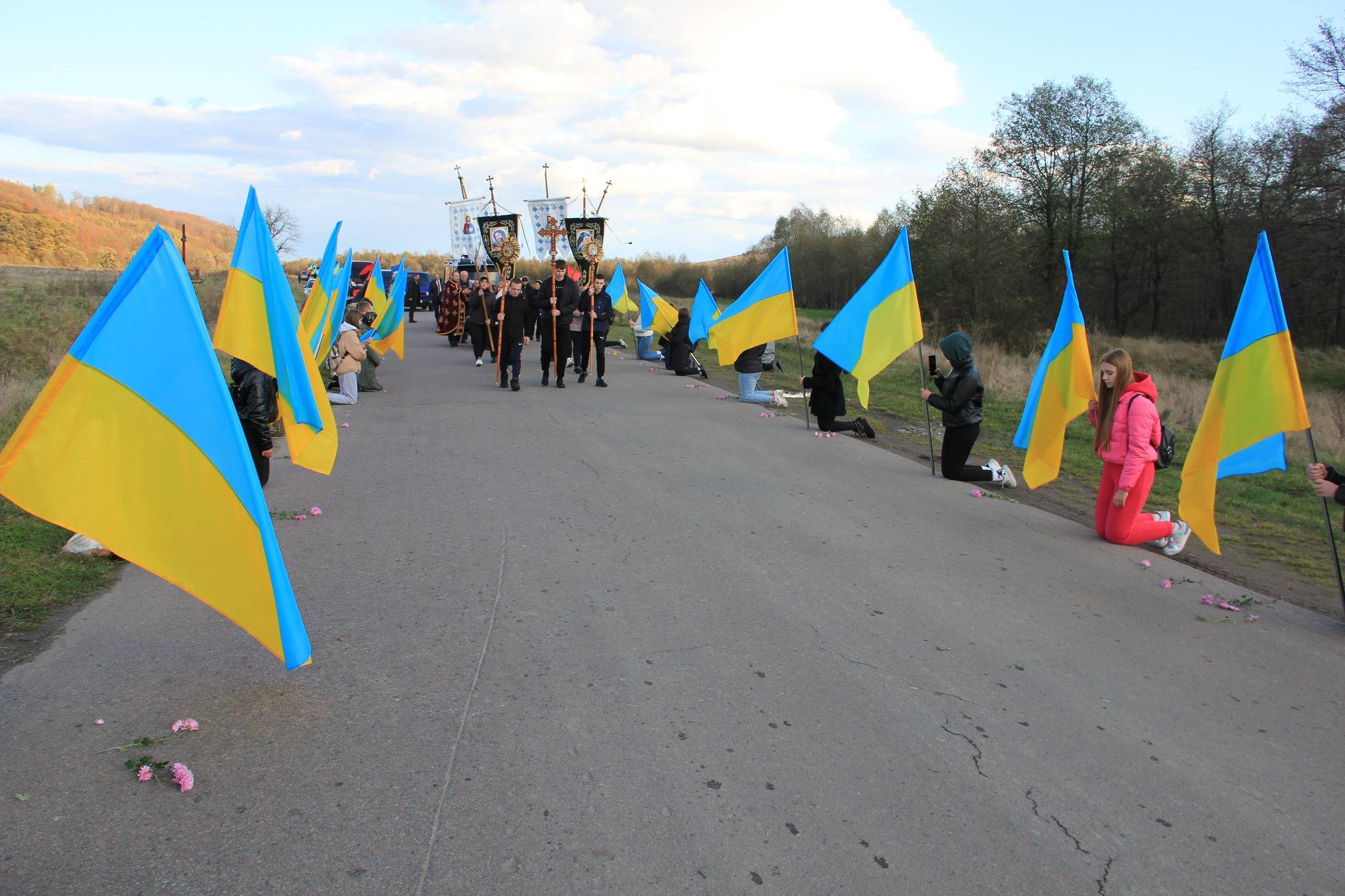 Велелюдним живим коридором зустріли захисника Дмитра Ляуша