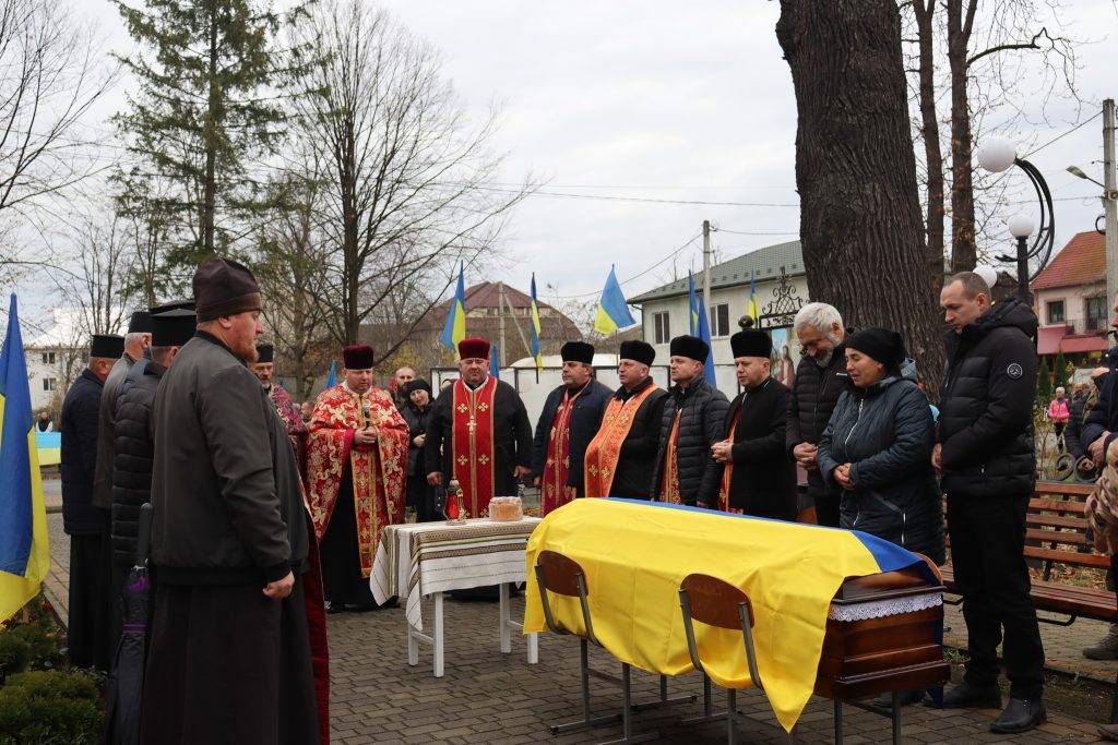 Мешканці Прикарпаття зі сльозами та на колінах зустріли земляка-героя Дмитра Дмитрюка