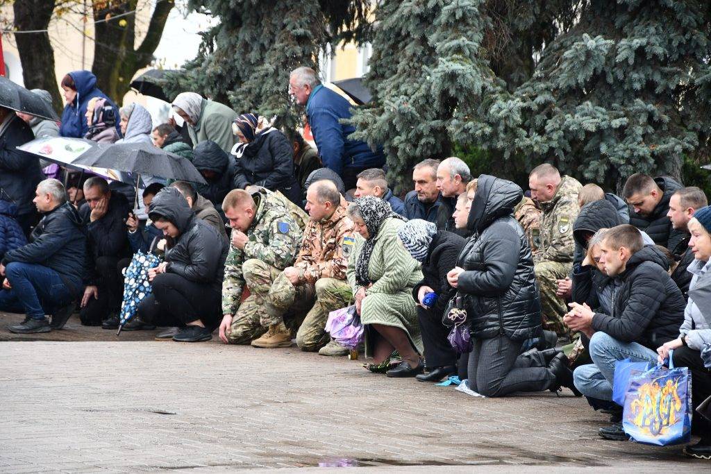 Рогатинщина на колінах проводжала в останню дорогу загиблого воїна Ігоря Мартиняка