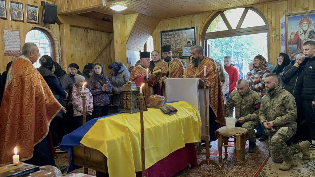 Мешканці Надвірної провели в останню земну дорогу мужнього воїна Ігоря Яцка