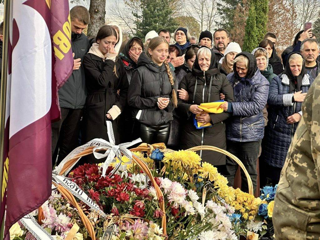 Мешканці Надвірної провели в останню земну дорогу мужнього воїна Ігоря Яцка