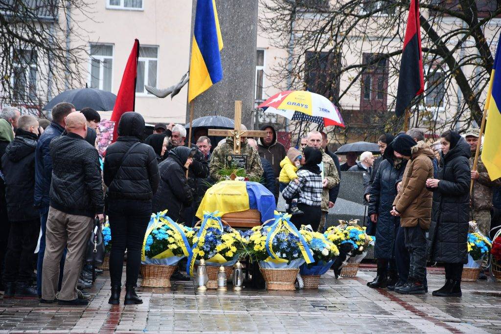 Рогатинщина на колінах проводжала в останню дорогу загиблого воїна Ігоря Мартиняка