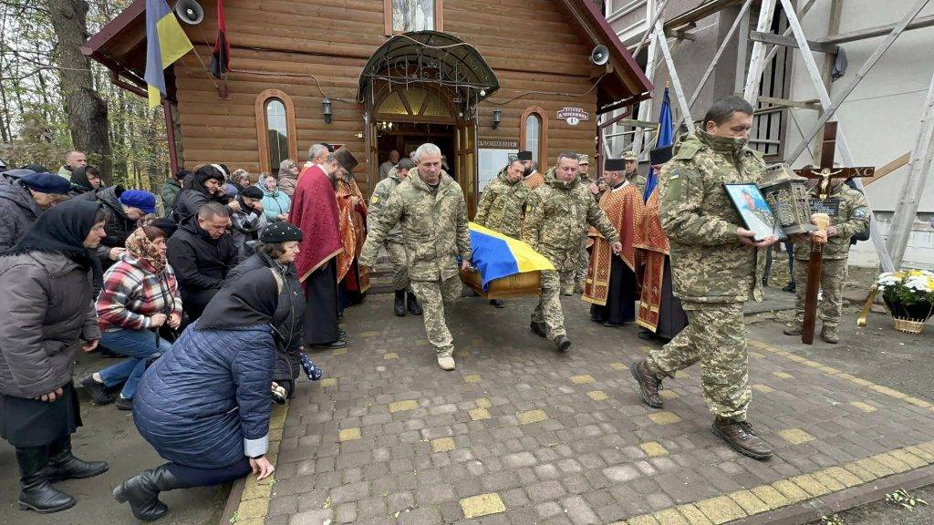 Мешканці Надвірної провели в останню земну дорогу мужнього воїна Ігоря Яцка