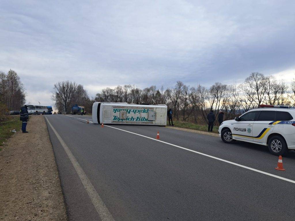 На Прикарпатті у жахливій автотрощі за участі вантажівки та автобуса постраждали п'ятеро людей